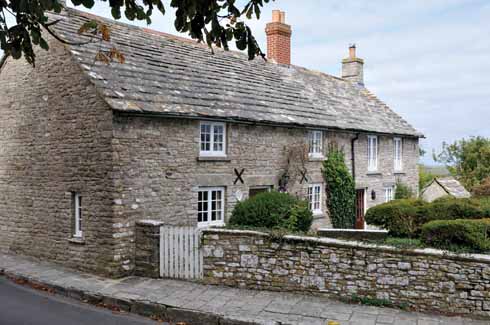 111edAyres11 Stone is a dominant theme in Kingston. These cottages, like most in the village, having massive stone roof tiles, which stand in stark contrast to the more modern, and seemingly frail, modern brick chimney.