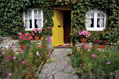 111edAyres5 As well as picture-perfect cottages, Kingston has a number of lovely gardens complementing the neatness of the village with their cottage foliage and flowers