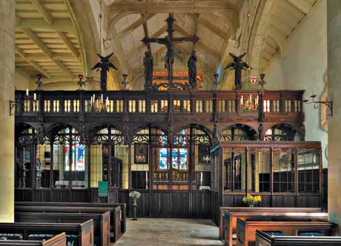 211edWimbStGiles3 The delicate oak screen, adorned with life-sized figures, separates the nave and chancel; the Shaftesbury family pew is attached on the nave side