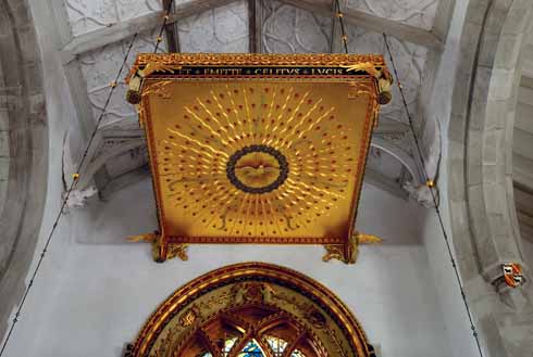 211edWimbStGiles5 High above the altar is a spectacular, heavily-gilded tester, complete with a holy dove and tongues of fire