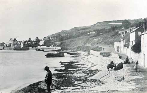 811edLyme3 The Walk in 1857, with a wrecked ship driven out of the Cobb by a storm. Cobb Hamlet (in the background), and West Fort still survive.