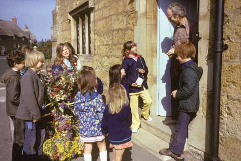 ABBOTSBURY GARLAND DAY DORSET BRITISH FOLKLORE FOLK CUSTOM ENGLAND PICTURE PHOTO