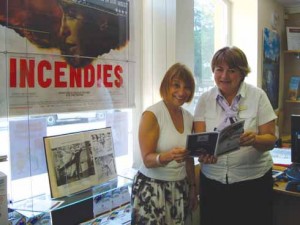 ❱ The Tourist Information Centre manager, Janet Schofield, shows the programme to an interested visitor